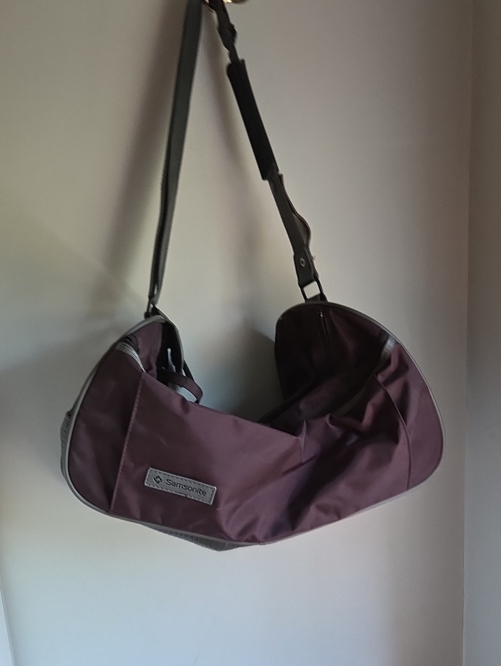 Samsonite Men's Plum Duffel Bag with Adjustable Shoulder Strap
